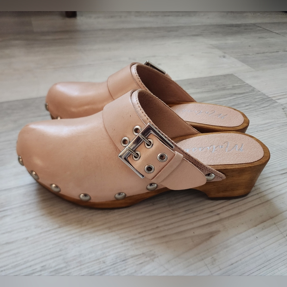 NEW Matisse Blush Leather Clogs Mules with Silver Accents - Shoes Womens 6